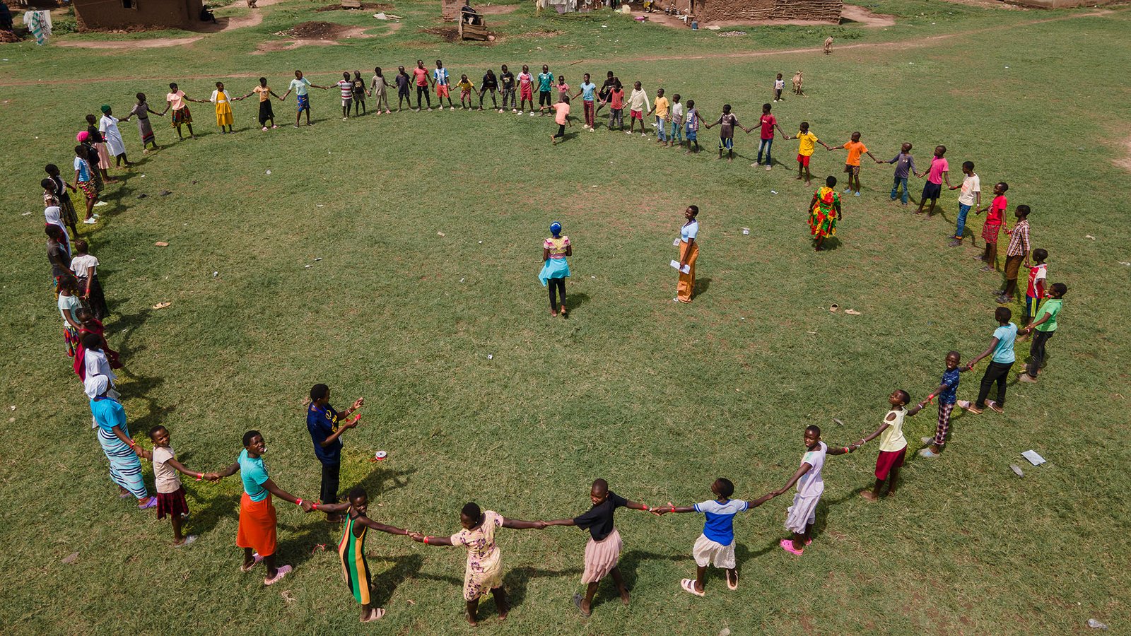 Children playing on Kisima 1 island